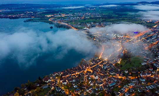 Drohnenaufnahme der Stadt Zug