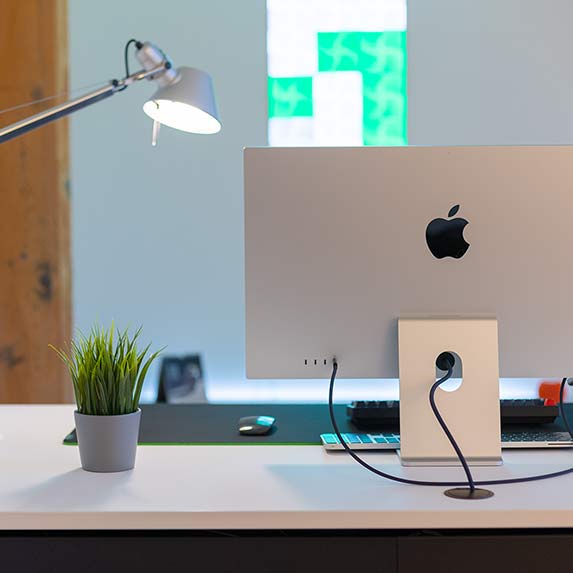 Tisch und Monitor in der Webagentur