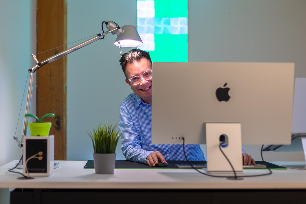 Oliver Schmid am Arbeitsplatz in der Webagentur